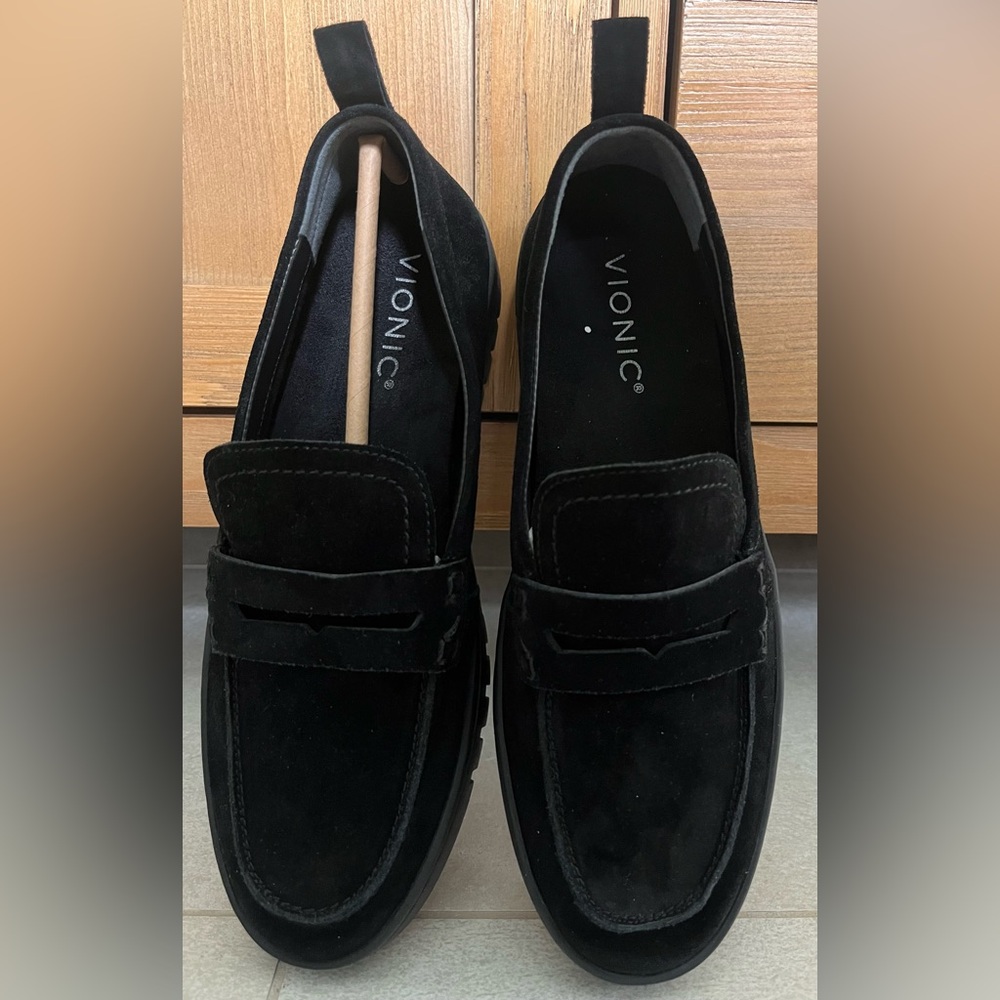 Vionic women’s Classic Black Suede Loafers